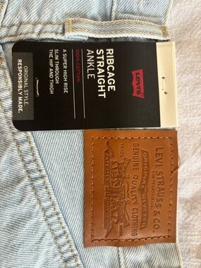 Levi's Ribcage Straight Ankle Jeans in Light Blue Wash 26x31